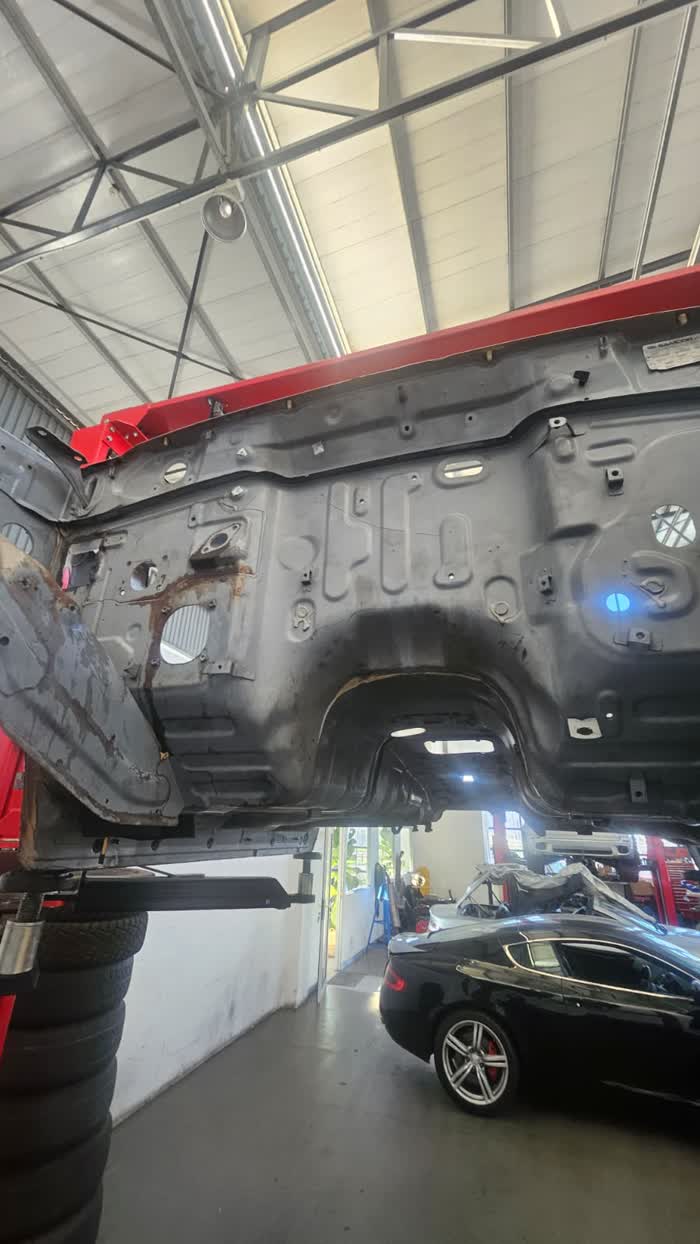 Clean vehicle underbody after dry ice blasting