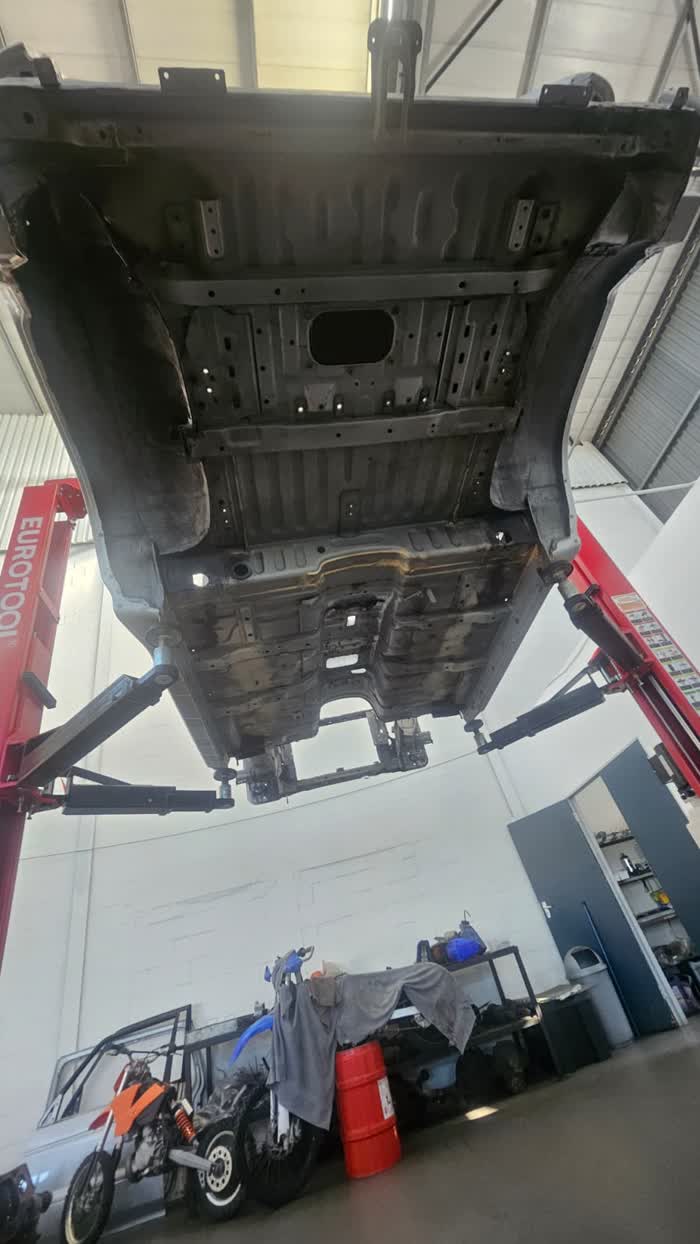 Full underbody cleaned to factory metal after dry ice blasting