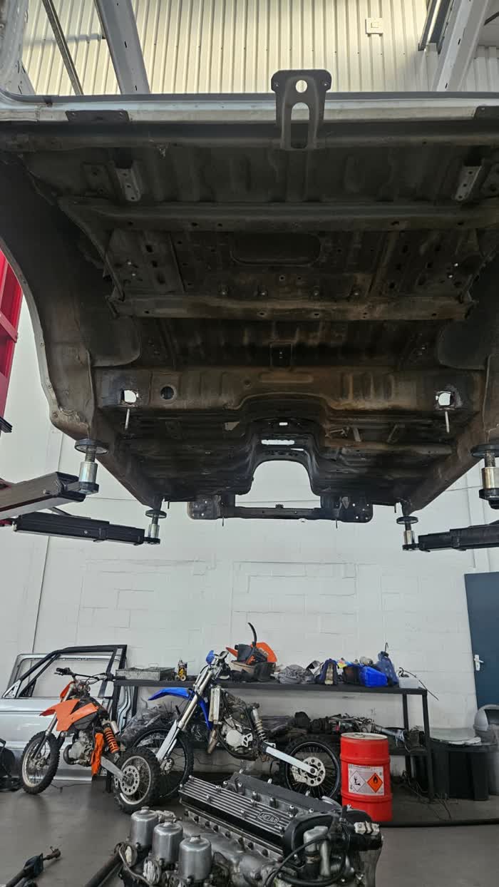 Dirty vehicle underbody on a lift before dry ice blasting