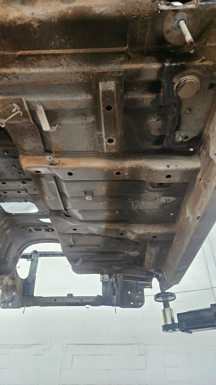 Vehicle underbody half cleaned by dry ice blasting